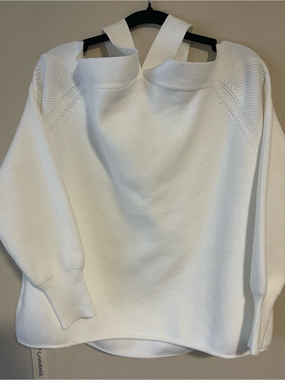 Elegant off-shoulder sweater with a V-neck crossover strap
White SMALL NWT - Picture 3 of 6